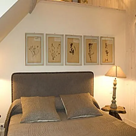 לינה וארוחת בוקר Au Grey D'honfleur 3*